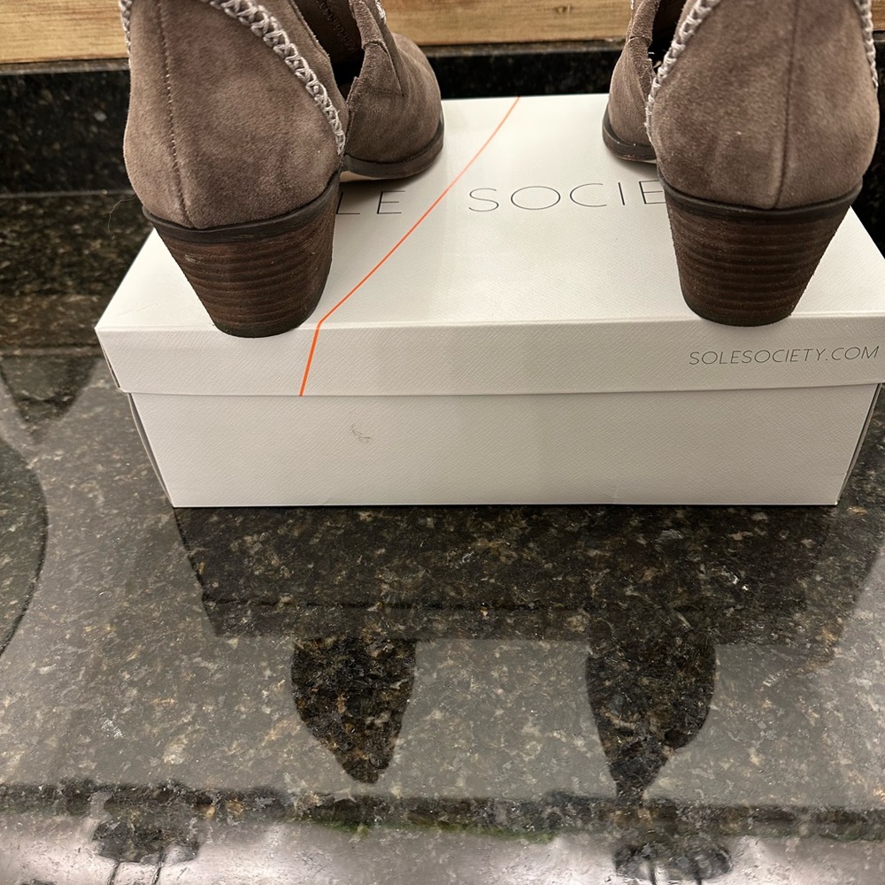 Ankle booties - Picture 2 of 3